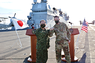 日米共同統合演習(キーン・ソード21)における山崎統幕長とシュナイダー在日米軍司令官による共同記者会見(2020年10月)