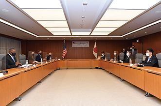 オースティン米国防長官と会談する岸防衛大臣(2021年3月)