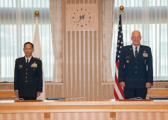 レイモンド米宇宙軍作戦部長と会談する井筒空幕長(2020年8月)