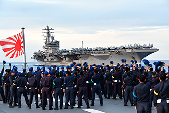 南シナ海において米空母「ロナルド・レーガン」を見送る令和2年度遠洋練習航海(前期)実施中の実習幹部