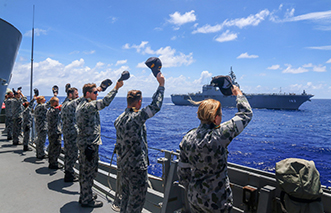 護衛艦「いせ」に帽子を振る豪海軍フリゲート艦「STUART」乗組員(2020年9月)