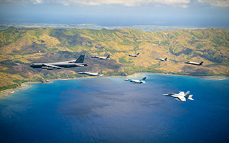 日米豪共同訓練において、米空軍機とともに編隊飛行する空自F-15J戦闘機(左から2機目)(2021年2月)