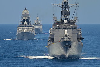 インド海軍と日印共同訓練(JIMEX)を実施する護衛艦「いかづち」(2020年9月)