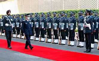 インド空軍から栄誉礼を受ける井筒空幕長(2020年12月)