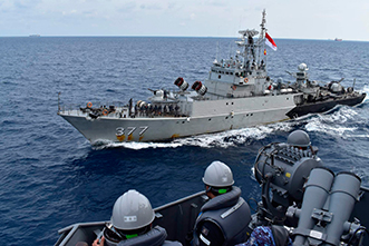日インドネシア親善訓練において護衛艦「いかづち」に近接するインドネシア海軍フリゲート艦「ジョン・リー」(2020年10月)