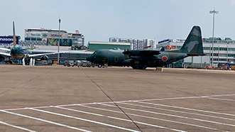 国外運航訓練のため、タンソンニャット国際空港(ベトナム)に着陸したC-130H輸送機(2021年3月)