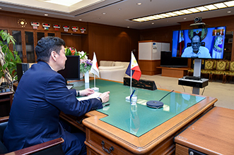 フィリピン国防大臣とテレビ会談を行う岸防衛大臣(2020年10月)