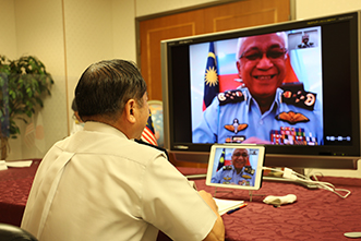 マレーシア国軍司令官とテレビ会談を行う山崎統幕長（2020年9月）