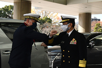 訪日したフランス海軍参謀長を防衛省で出迎える山村海幕長(2020年11月)