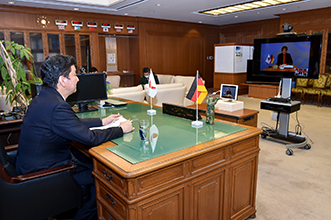 日独防衛相フォーラム(オンライン)において基調講演する岸防衛大臣(2020年12月)