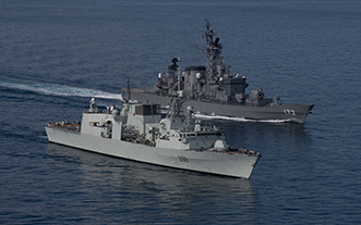 カナダ海軍フリゲート艦「ウィニペグ」と日加共同訓練「KAEDEX」を実施する護衛艦「しまかぜ」（2020年11月）【カナダ国防省】