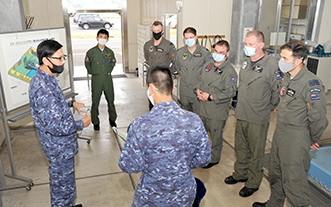 海自訓練施設を見学するニュージーランド哨戒機の搭乗員（2020年11月）