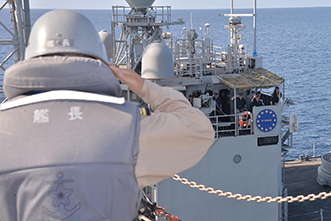 日EU海賊対処共同訓練において近接するスペイン海軍フリゲート艦「SANTA MARIA」に敬礼する護衛艦「おおなみ」艦長(2020年10月)
