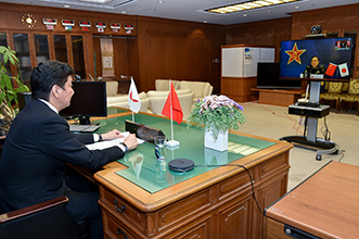 中国国務委員兼国防部長とテレビ会談する岸防衛大臣(2020年12月)