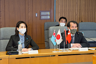 日・太平洋島嶼国国防大臣会合の準備会合(テレビ会議形式)においてスピーチする松川防衛大臣政務官(2021年3月)