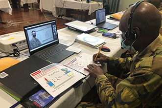 施設機械整備についてオンライン教育を受講するパプアニューギニア軍（2021年3月）