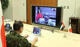 UAE国軍参謀長とテレビ会談を行う山崎統幕長(2020年7月)
