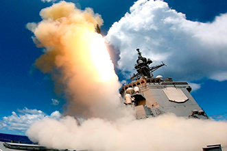 米海軍主催多国間共同訓練「リムパック2020」においてミサイル射撃訓練を行う護衛艦「あしがら」(2020年8月)