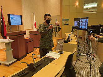 パプアニューギニア陸軍に対しオンライン教育を行う陸自隊員(2021年3月)