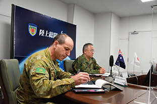 陸上総隊司令官と豪陸軍第1師団長との懇談(VTC)において連絡・調整にあたる筆者(手前)