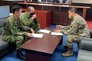 豪陸軍第1師団主催会議について日米豪間で調整にあたる筆者(左奥)