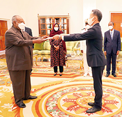 ジブチ大統領に信任状を捧呈する筆者(手前右)【ジブチ大統領府】