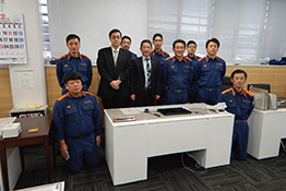 消防本部職員と筆者(中央)
