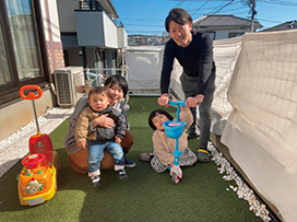家族との一コマ(筆者:左から2人目)
