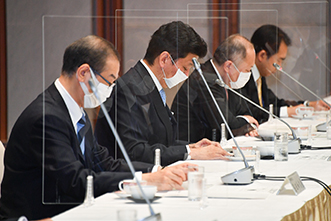 防衛装備庁と経団連防衛産業委員会との意見交換の成果について報告を受ける岸防衛大臣(2020年12月)