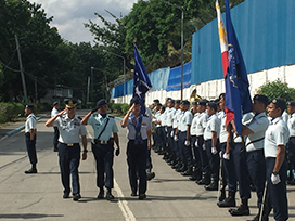 フィリピン空軍基地で儀仗を受ける筆者（向かって右）