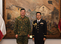 陸軍大将リカルド・マルチネス司令官を表敬する筆者(右)