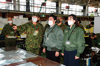 日米共同方面隊指揮所演習（ヤマサクラ）を視察する副大臣、政務官
