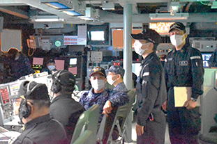 艦上において訓練指導中の筆者(手前左から3人目)