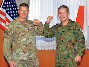 訓練開始にあたり懇談する日米両指揮官（日米共同方面隊指揮所演習（YS-81）の様子）