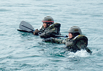 女性自衛官の活躍（水陸両用基本課程訓練中の様子）