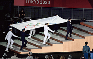 オリンピック開会式におけるオリンピック旗掲揚(旗の左手前を持ち、掲揚台を上がる筆者)【AFP=時事】
