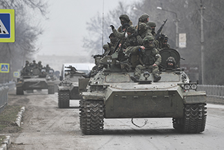 ウクライナ国内を走行するロシア軍の装甲車【SPUTNIK／時事通信フォト】