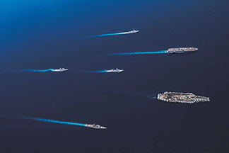 2021年10月、南シナ海で共同訓練を行う日米の艦艇