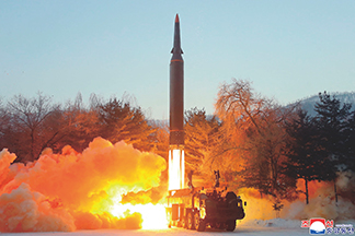 「極超音速ミサイル」と称する弾道ミサイル発射の発表時（2022年1月）に北朝鮮が公表した画像【AFP＝時事】