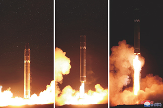 「火星15」型ICBM級弾道ミサイル発射の発表時（2017年11月）に北朝鮮が公表した画像【AFP＝時事】