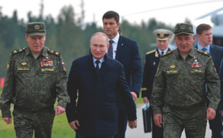 2021年9月、ロシア・ベラルーシ戦略演習「ザーパド2021」を視察するプーチン大統領（中央）、ショイグ国防相（右）及びゲラシモフ軍参謀総長（左）【ロシア大統領府】