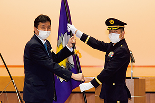 新編行事における防衛大臣からの隊旗の授与