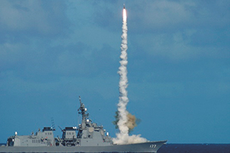 海自イージス艦による弾道ミサイル迎撃試験の様子