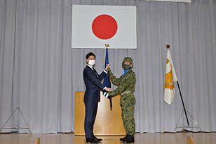 電子作戦隊の新編行事における隊旗の授与