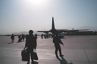 カブール国際空港における誘導輸送隊の活動