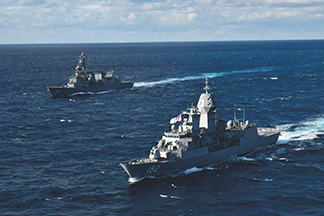 豪軍艦艇(手前)の警護にあたる海自護衛艦