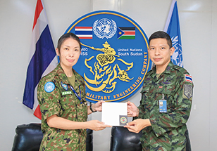 タイ工兵隊長とのギフト交換