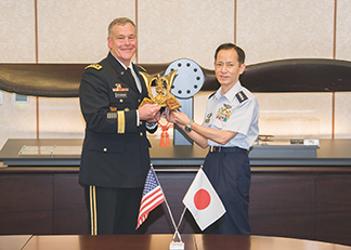 ディキンソン米宇宙コマンド司令官と会談する井筒空幕長(2021年5月)