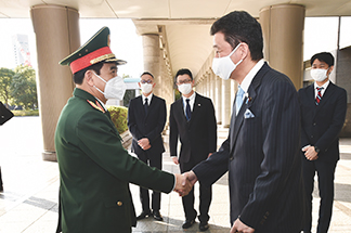 訪日したベトナム国防大臣と会談を行う岸防衛大臣(2021年11月)