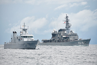 ブルネイ海軍との親善訓練の様子